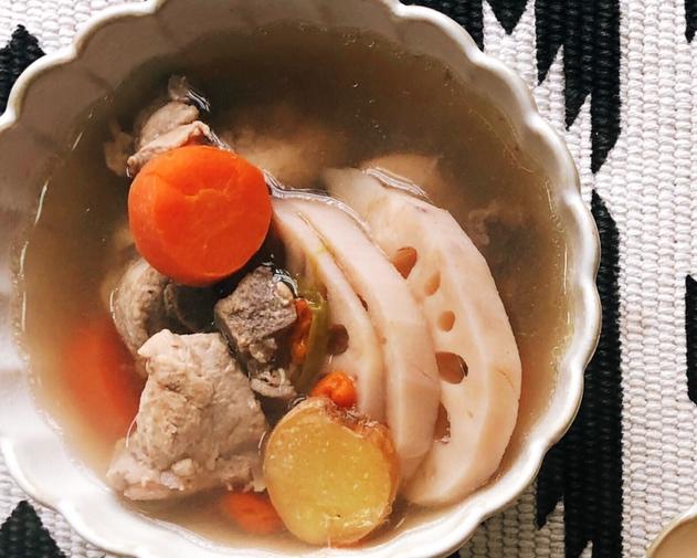 快手电饭锅煮🐷排骨莲藕汤的做法