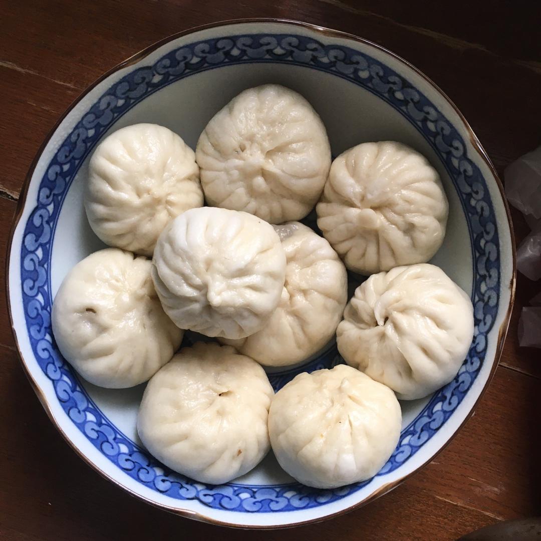 松软的素馅包子