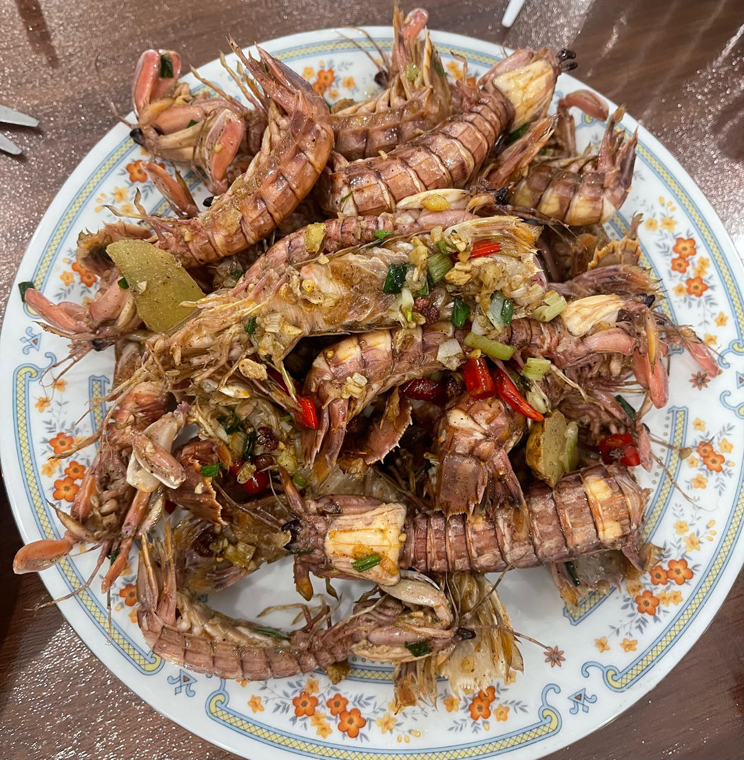 无油炸版的椒盐皮皮虾和巧拨虾壳的方法