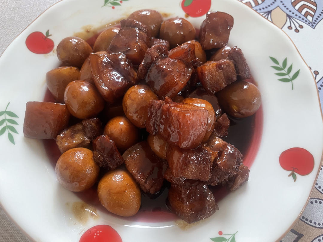 加了鹌鹑蛋后，这盘红烧肉，美味的逆天啦——鹌鹑蛋烧肉（孔瑶食谱）