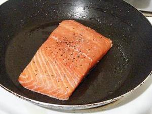 高颜值高营养的减肥餐--香煎三文鱼配蔬菜沙拉的做法 步骤3