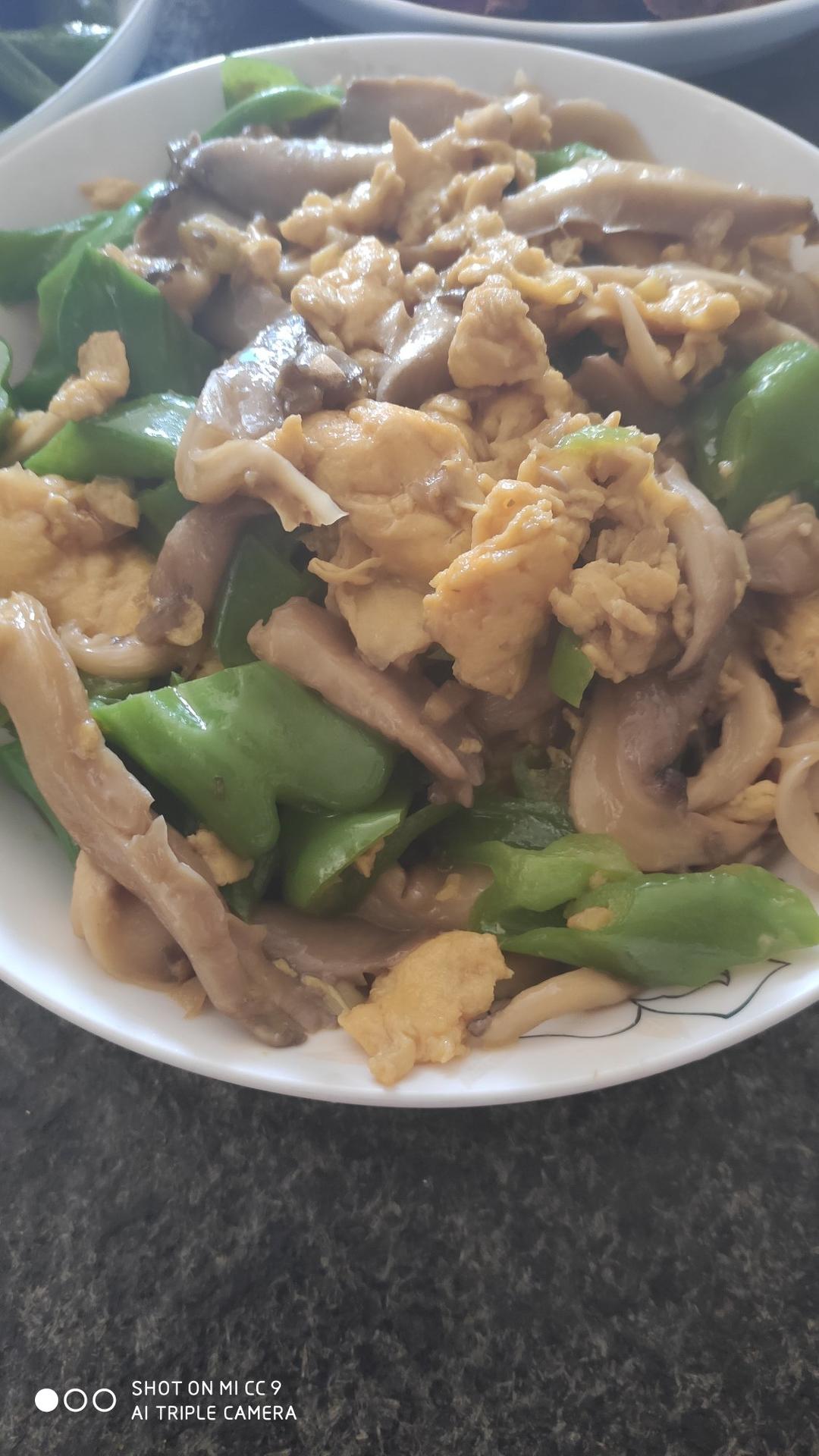 平菇青椒炒鸡蛋 好吃又营养的超快手家常菜