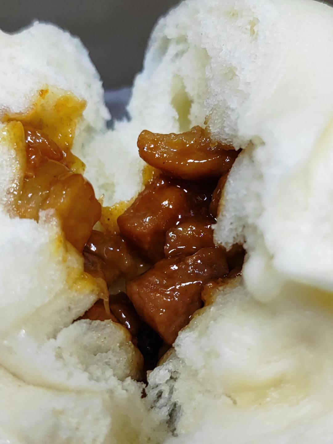 鲜嫩多汁的叉烧包