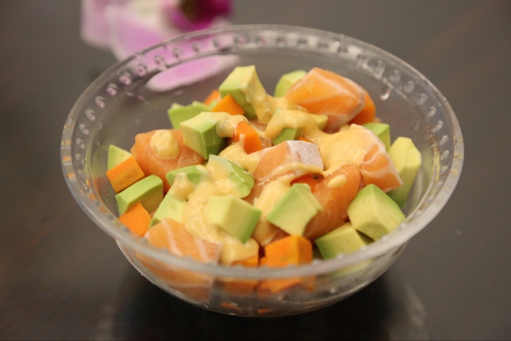 三文鱼牛油果蔬菜色拉