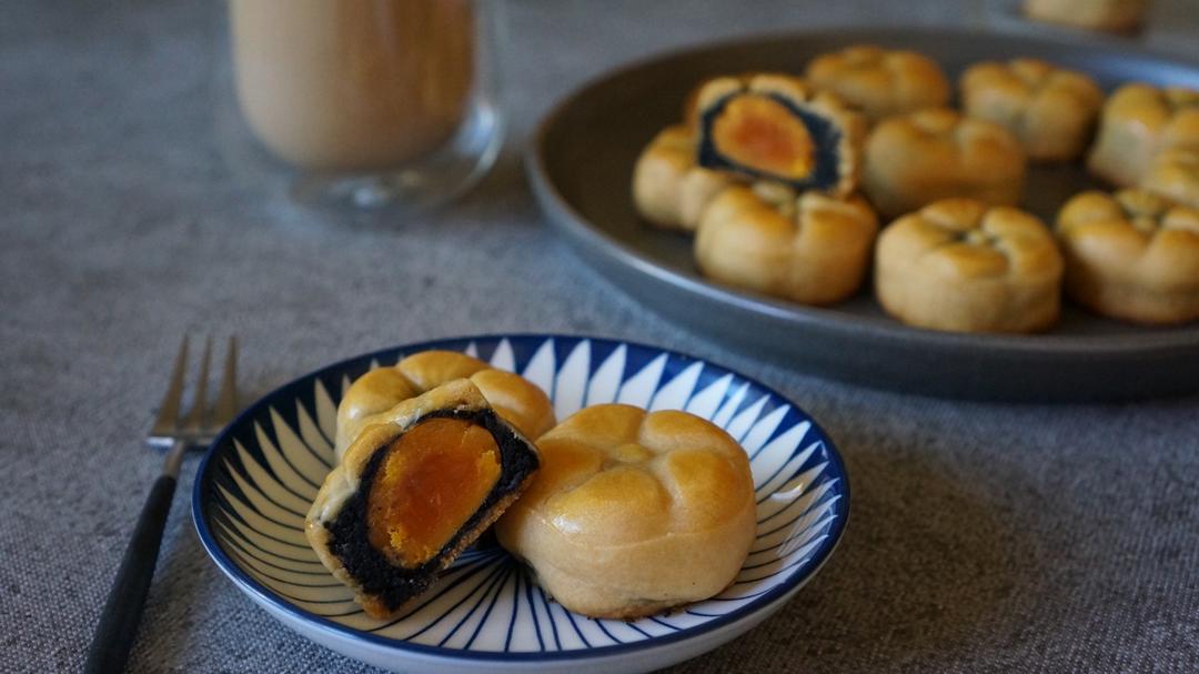 黑芝麻蛋黄月饼