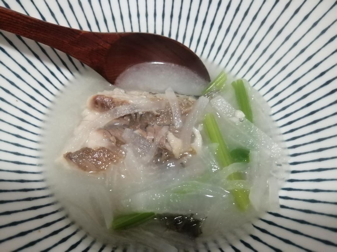 白萝卜丝鲫鱼汤
