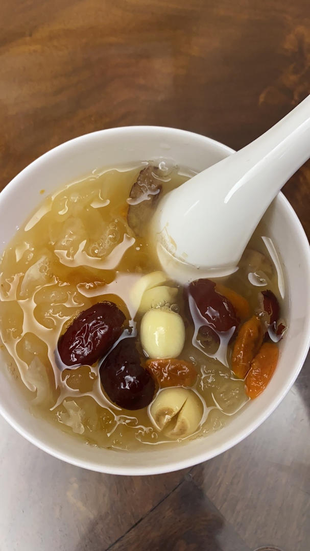 桃胶银耳红枣羹