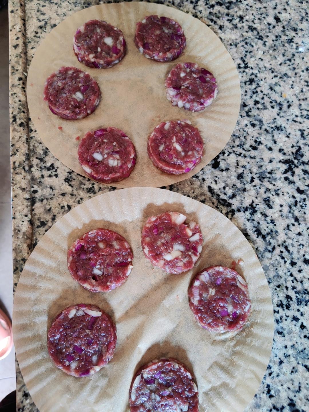 爆汁的牛肉汉堡肉饼