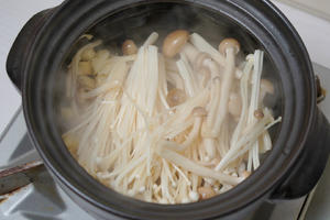 金汤菌菇捞鱼丸——太太乐鲜鸡汁的做法 步骤7