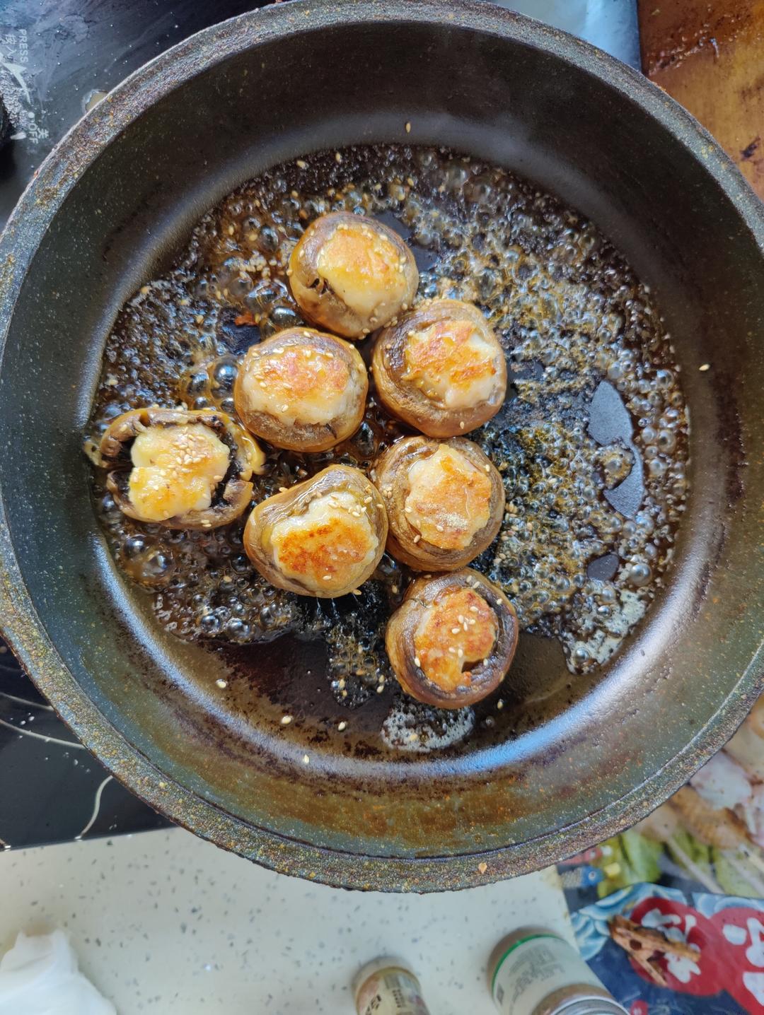 一口爆汁的虾滑酿口蘑