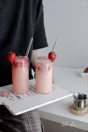 简易颜值高的「草莓饮品」的做法 步骤3