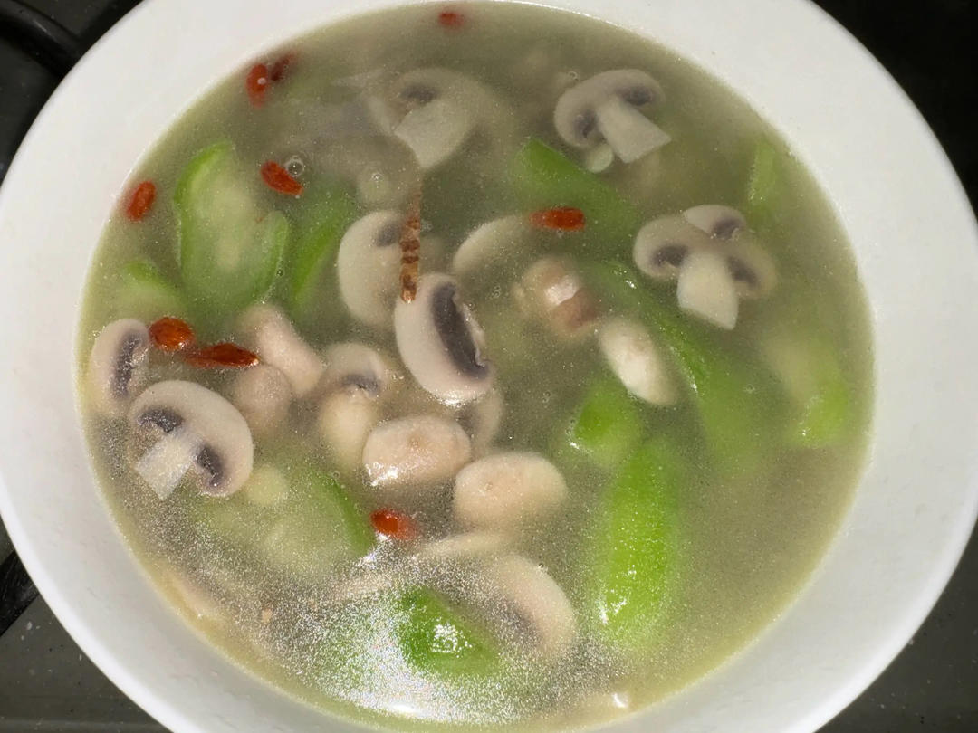 汤鲜味美！适合天热喝的刮油神汤～丝瓜蘑菇汤