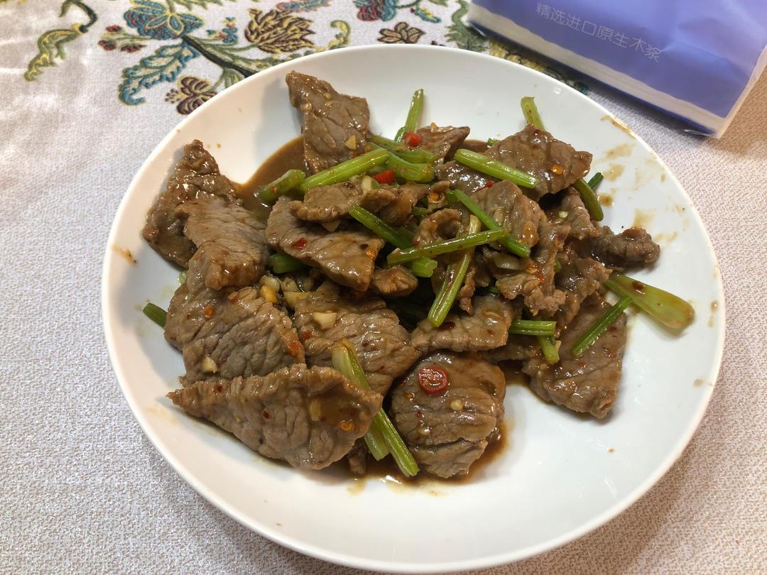 下饭神器又来了，试试这道芹菜炒牛肉！！