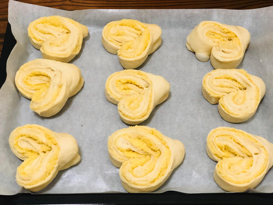 毛毛虫豆沙面包+心形椰蓉包