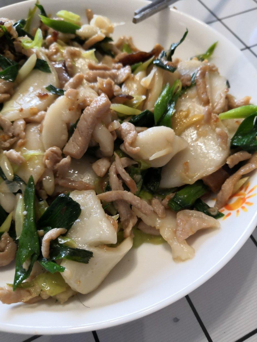 青蒜肉丝炒年糕