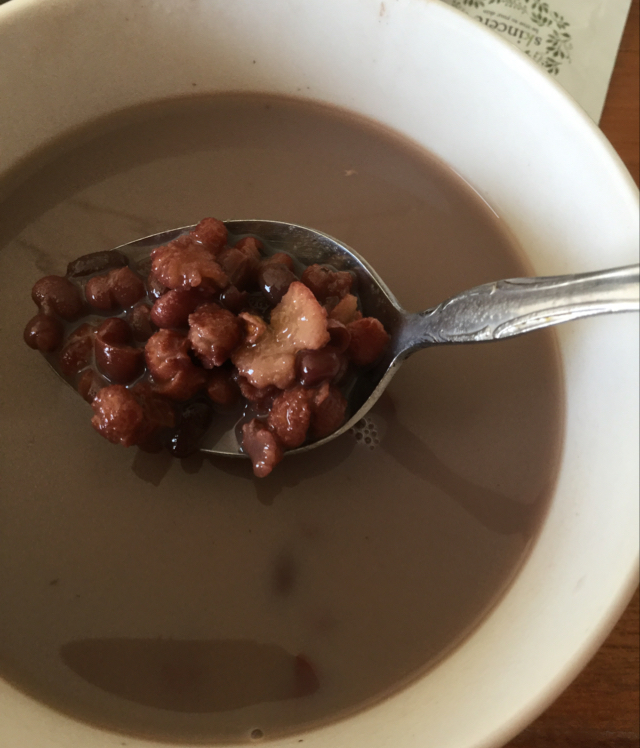 红枣红豆薏仁牛奶粥