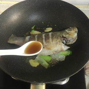 不加水的家常红烧鲈鱼的做法 步骤4