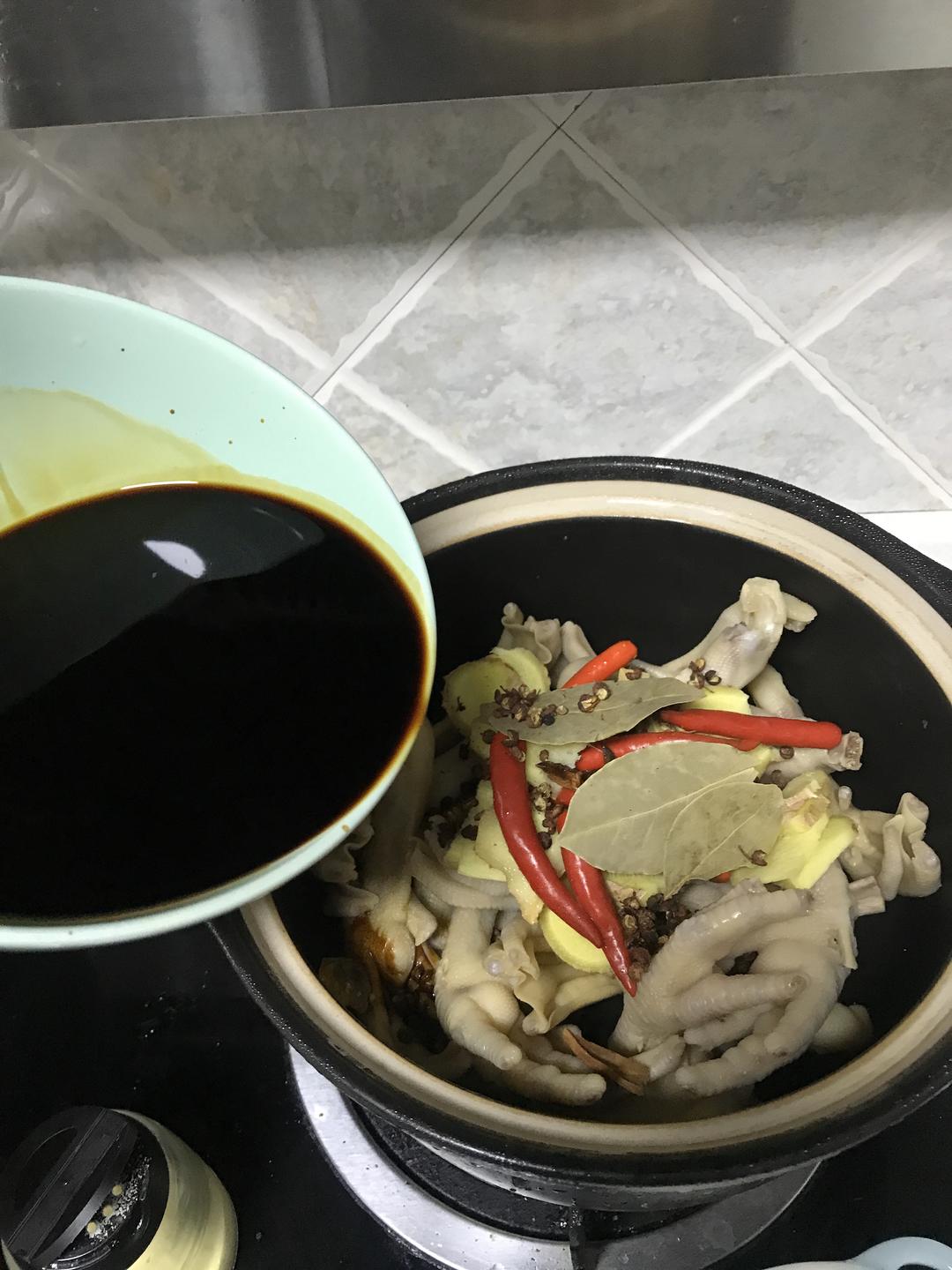 超好吃的周黑鸭卤鸭掌的做法 步骤3