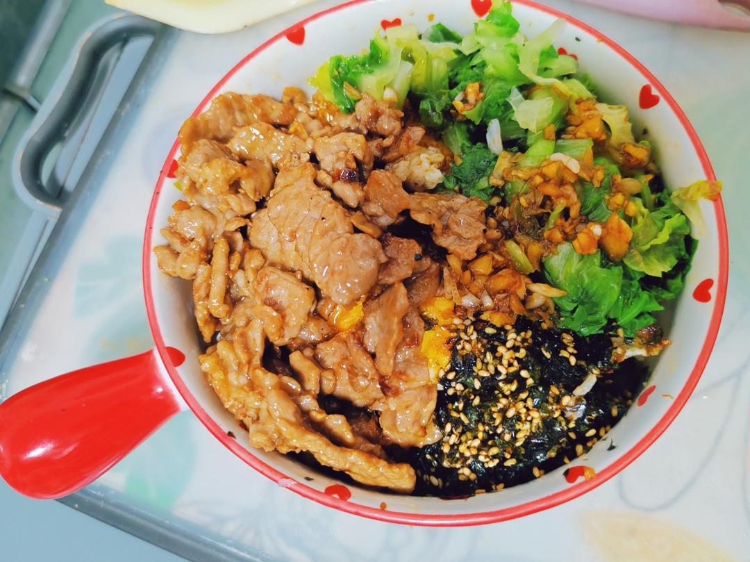 生菜牛肉拌饭