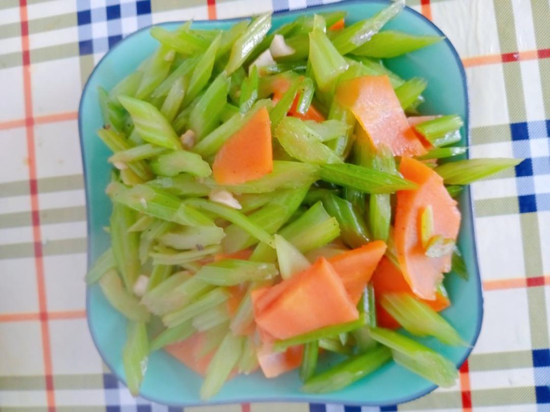 清炒不腻的素炒西芹