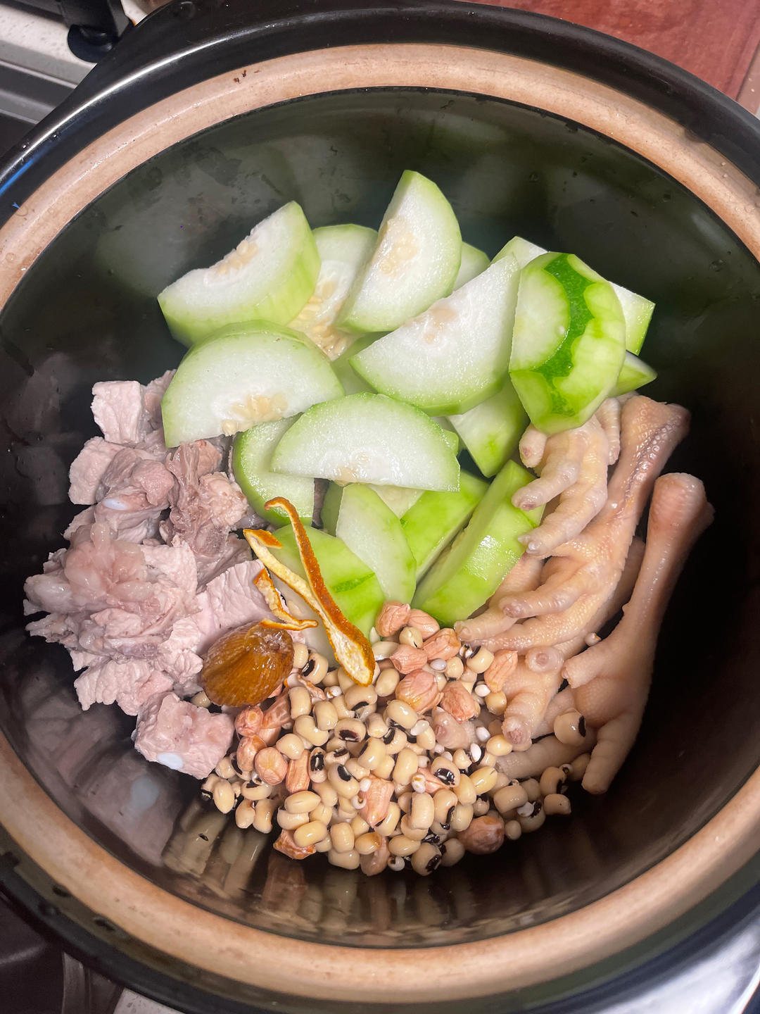 薏米芡实赤小豆陈皮蜜枣煲排骨鸡爪毛瓜瑶柱汤
​