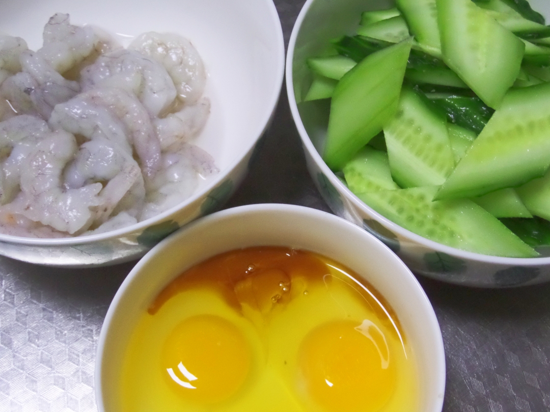 黄瓜鸡蛋炒虾仁的做法 步骤1