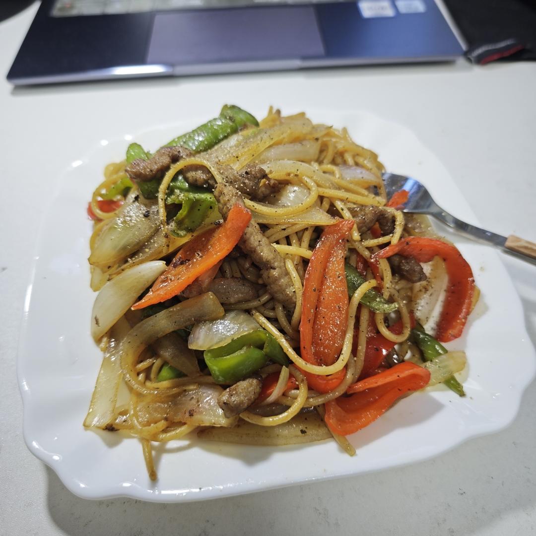 黑椒牛柳炒意面