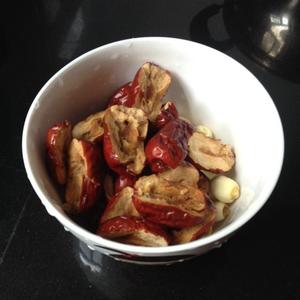 银耳莲子红枣汤的做法 步骤3