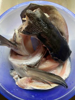 砂锅鱼头炖豆腐的做法 步骤1