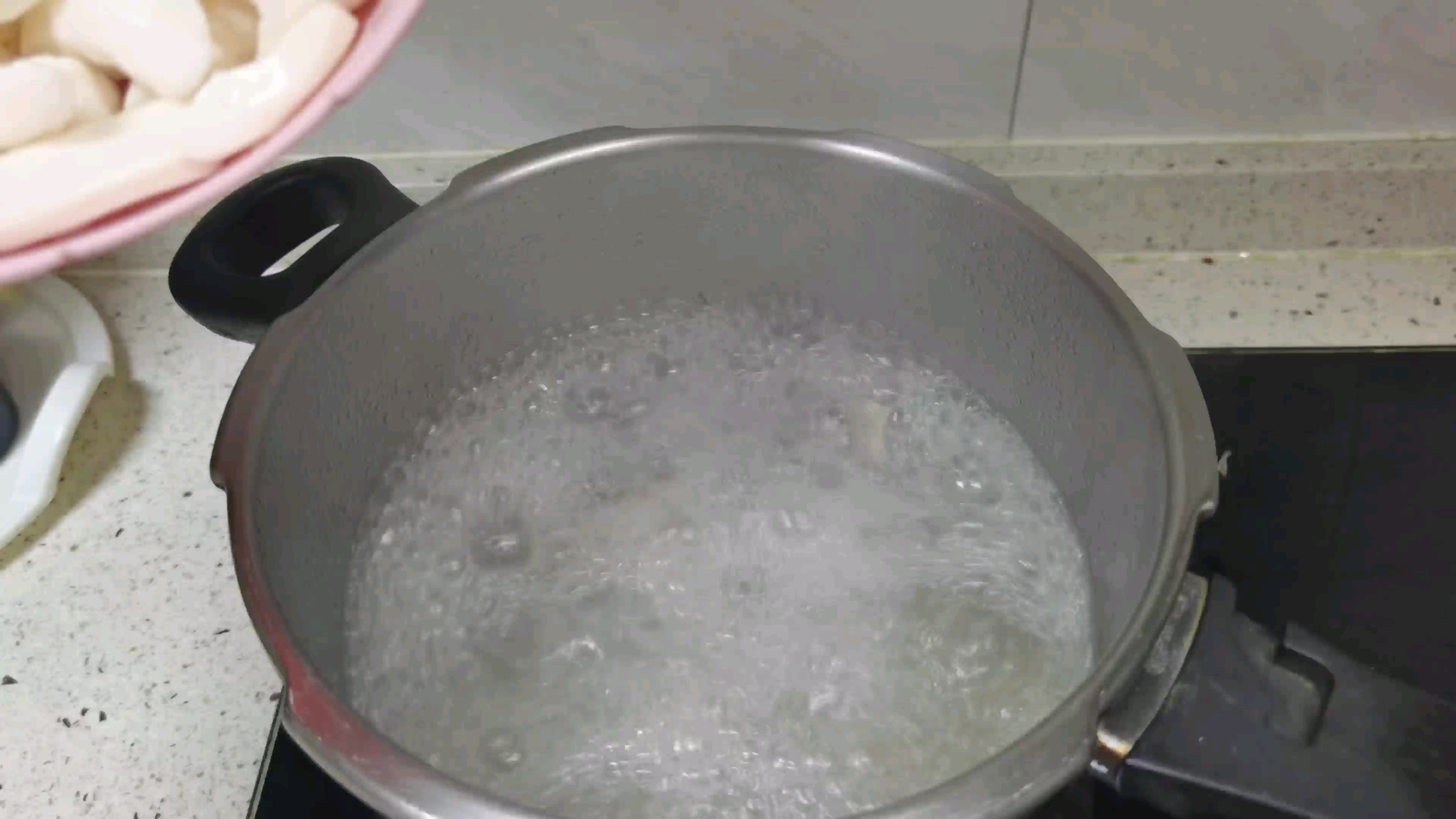 正宗潮汕姜薯排骨汤的做法 步骤3