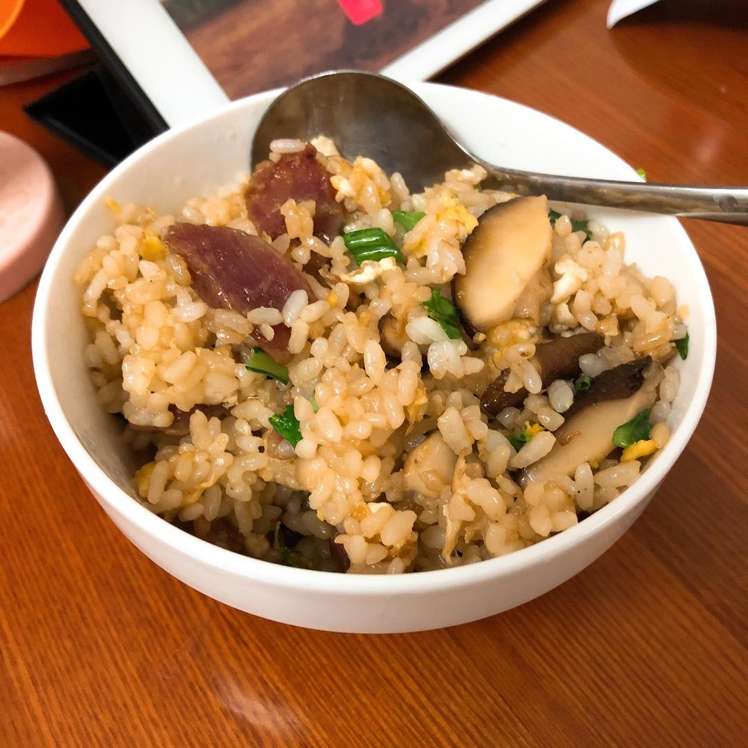腊肠香菇青菜炒饭