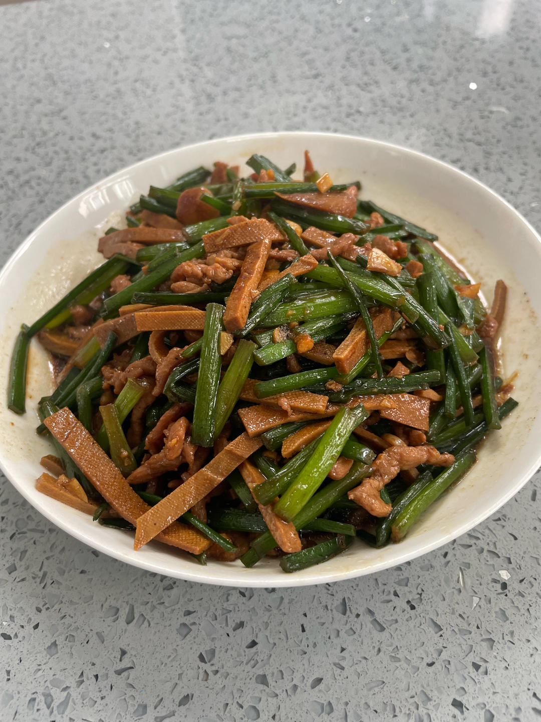 应季蔬菜，韭菜苔炒肉丝，这样做太费米饭了