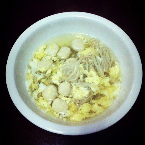 金针菇鸡肉丸蛋汤的做法
