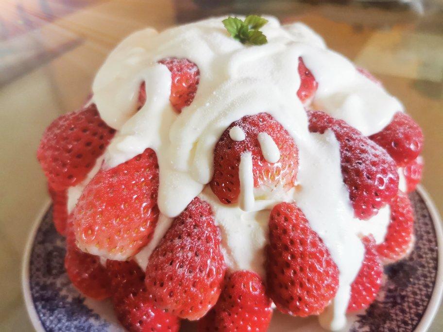 曼食慢语丨草莓芝士雪山蛋糕