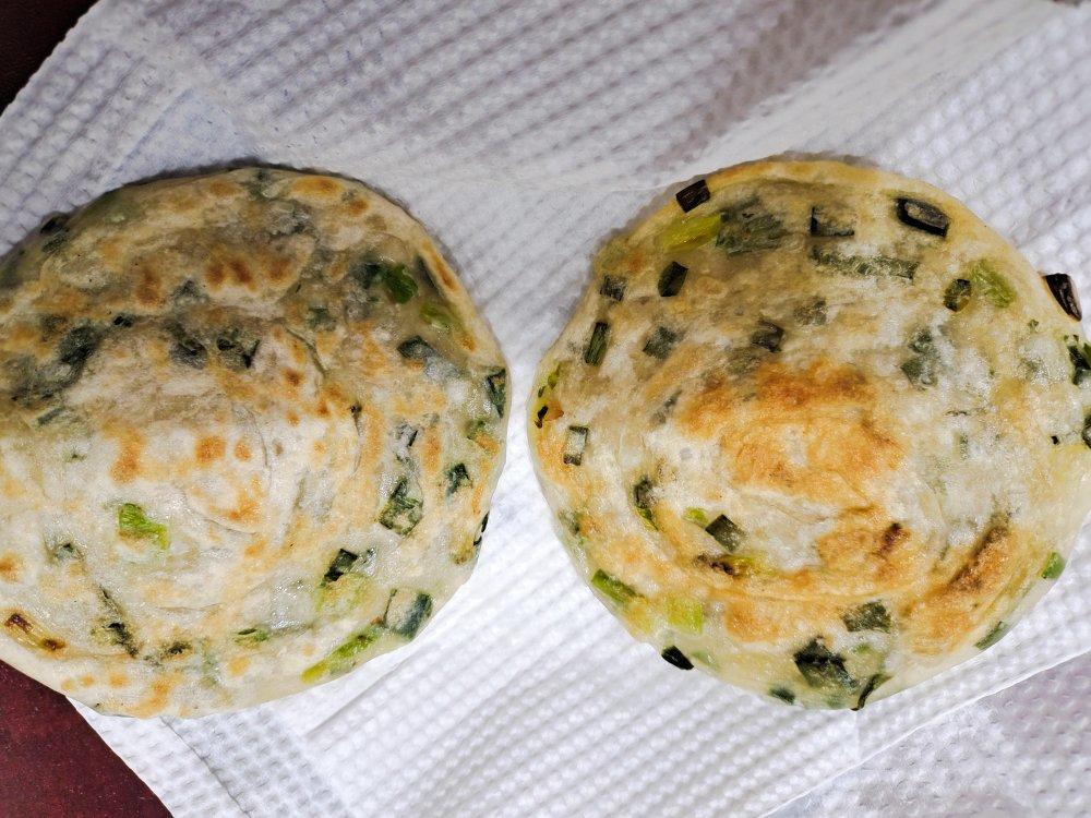 【葱油饼】假期好好做早餐，4步吃上香脆葱油饼！