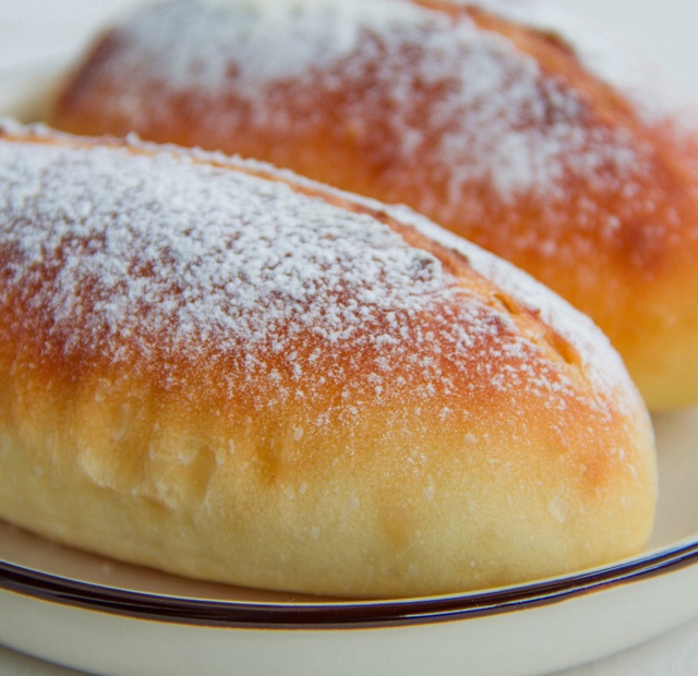 小鸡正在炖蘑菇做的冷藏发酵的迷你硬式面包