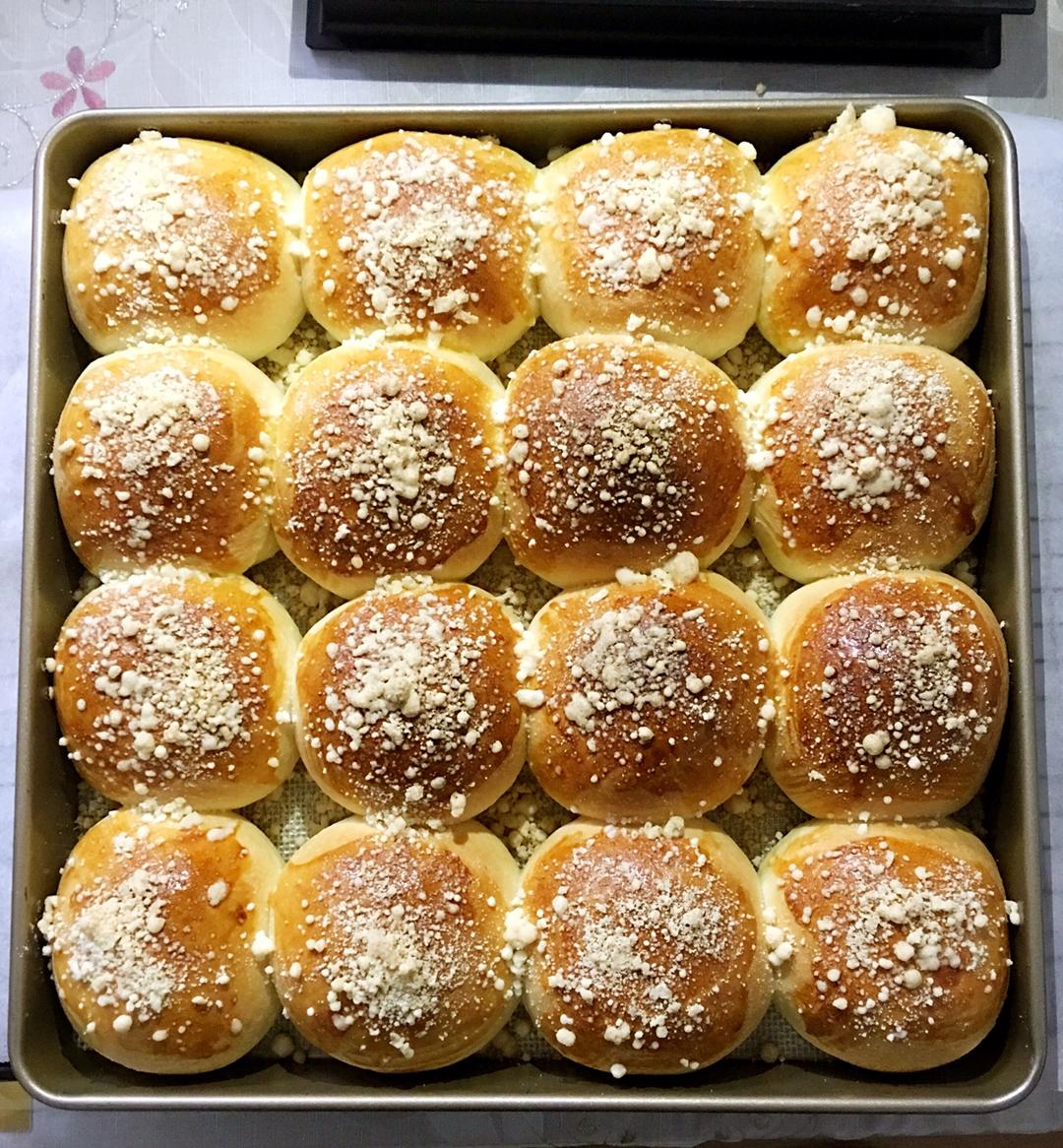 辣蛤蜊上大席做的奶香酥粒面包