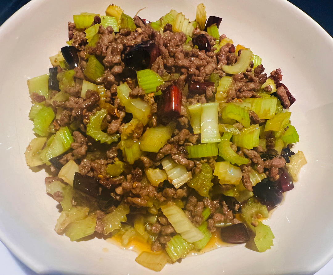 一道简单易做的家常菜😋家人都爱吃的“爆炒芹菜牛肉沫”