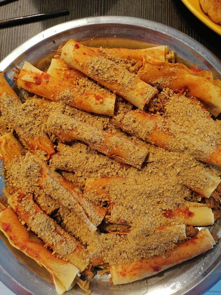 炸豆皮金针菇的做法
