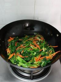 胡萝卜炒菠菜的做法 步骤7