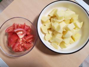 夏季开胃菜：不加糖的番茄烧土豆的做法 步骤1