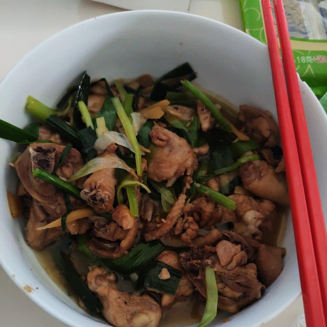 蒜苗焖鸡块
