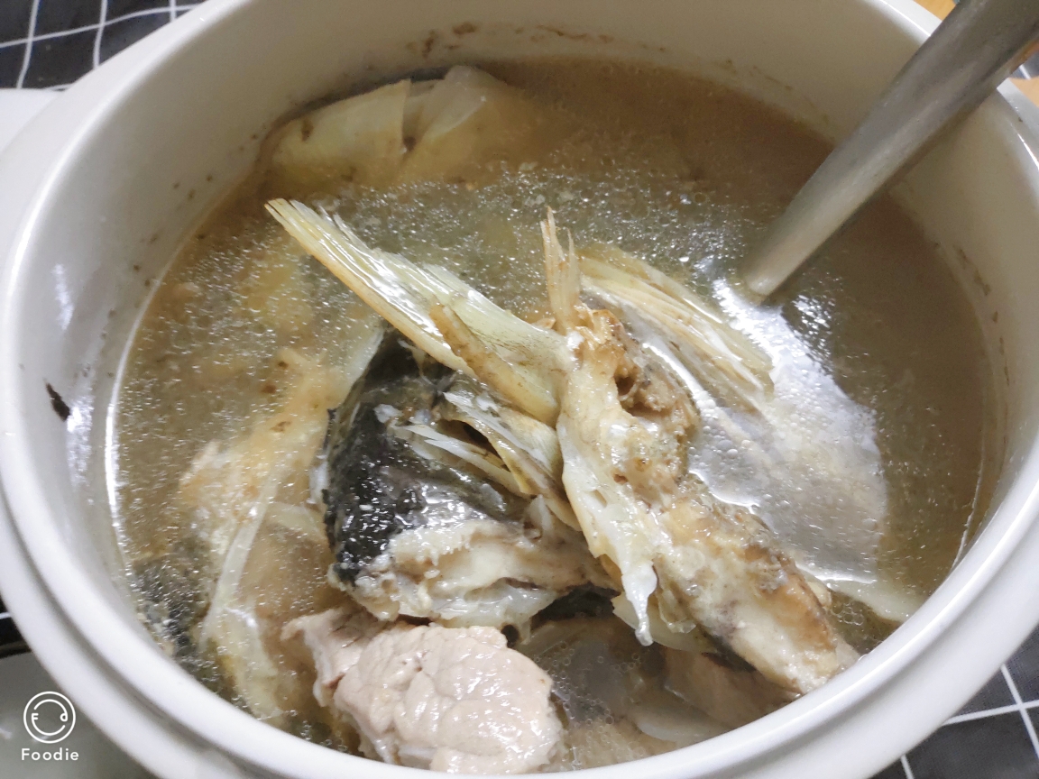 天麻玉竹炖鱼头润燥降压汤的做法
