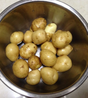 椒盐孜然煎小土豆的做法 步骤1
