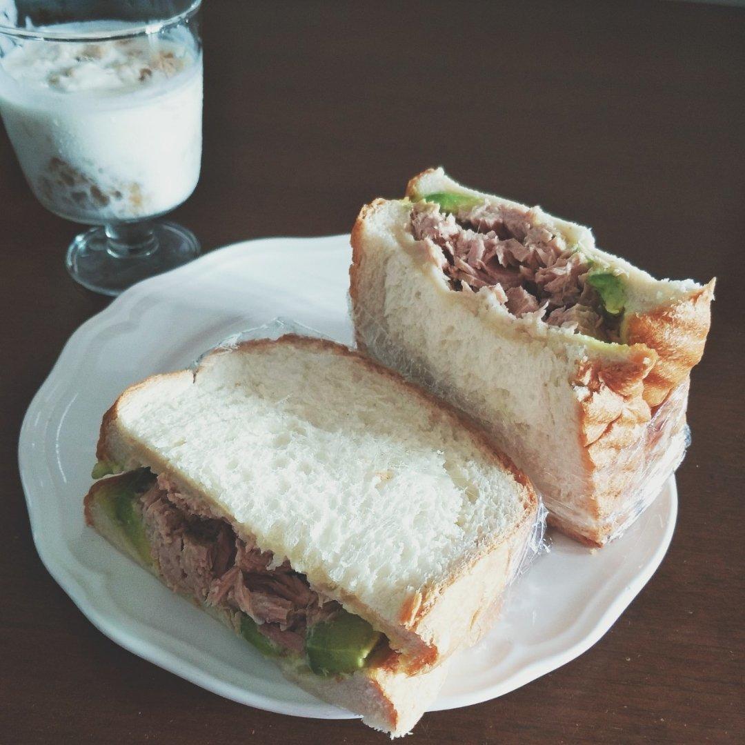 黄瓜金枪鱼三明治