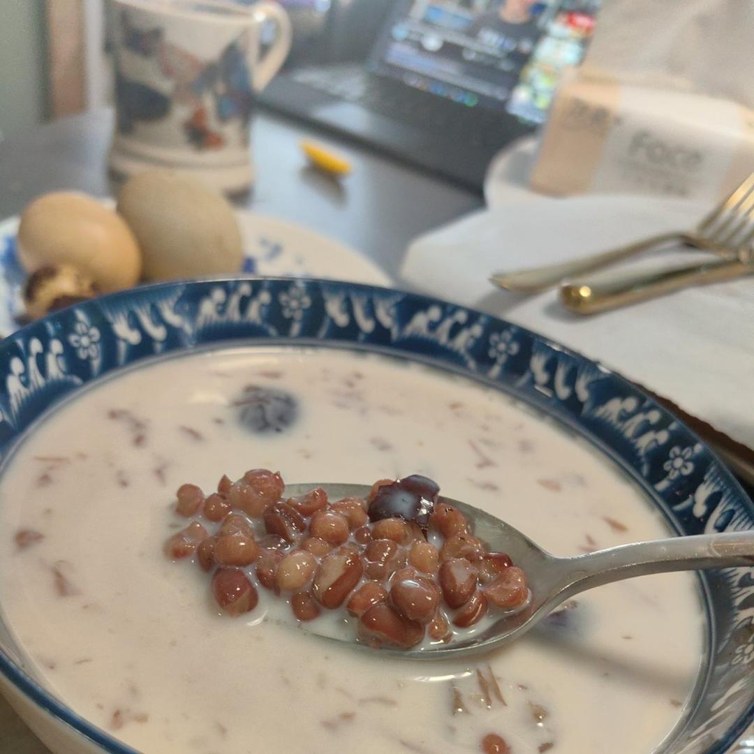 红枣红豆薏仁牛奶粥
