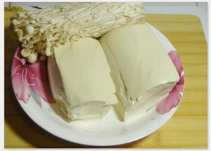 豆腐金针菇汤的做法 步骤1