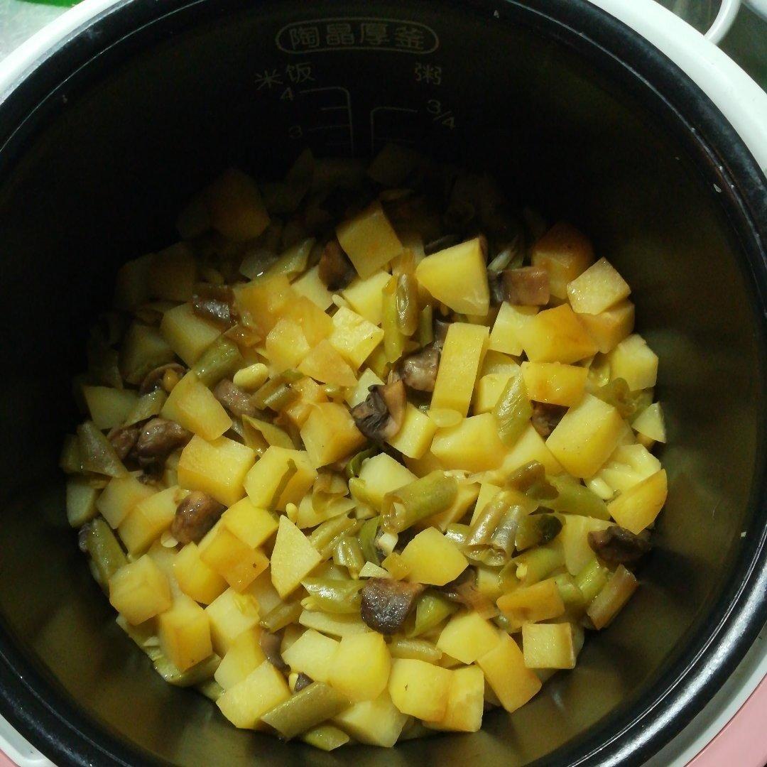 豆角香菇土豆焖饭