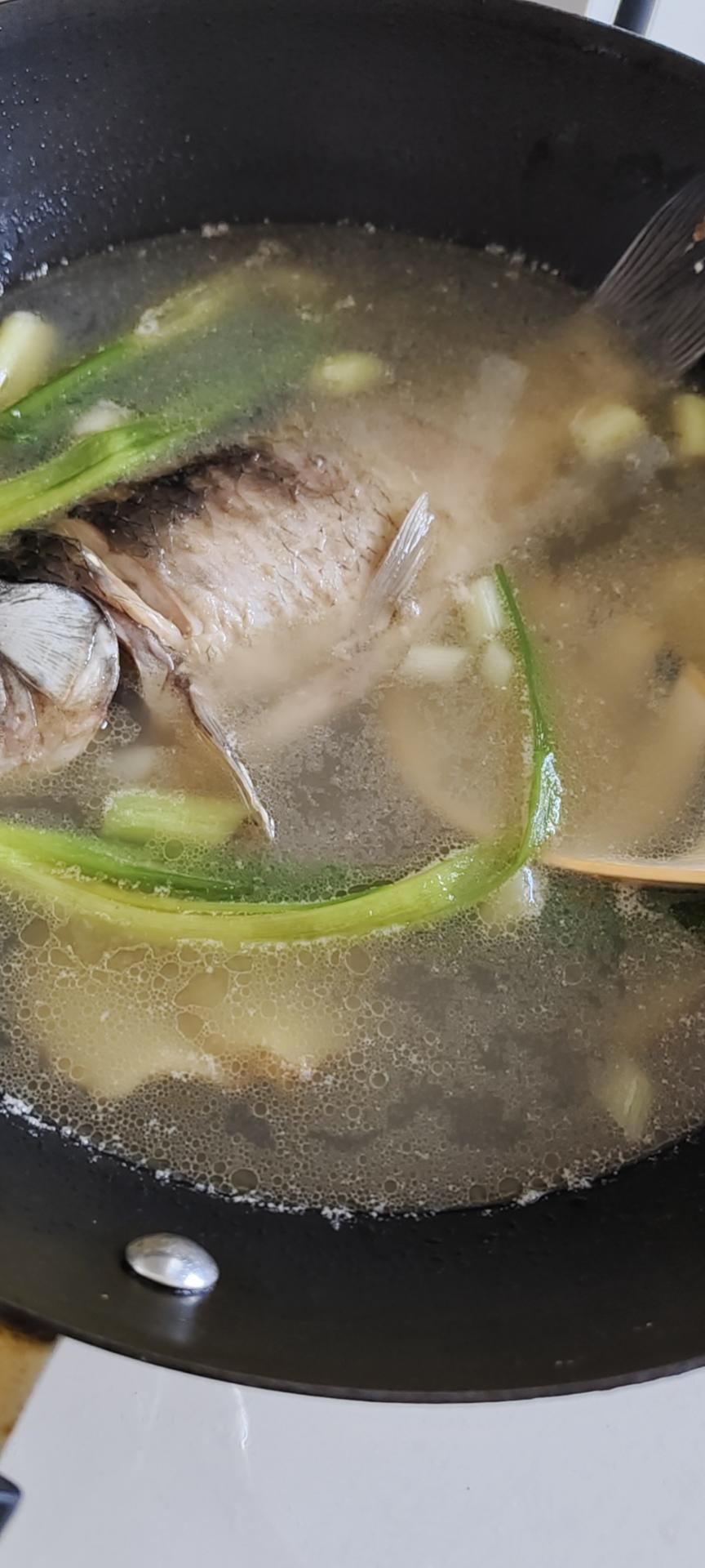 这样做的鲫鱼汤超好喝，奶白奶白的