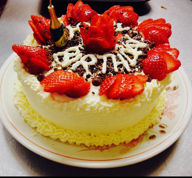 草莓戚风生日蛋糕